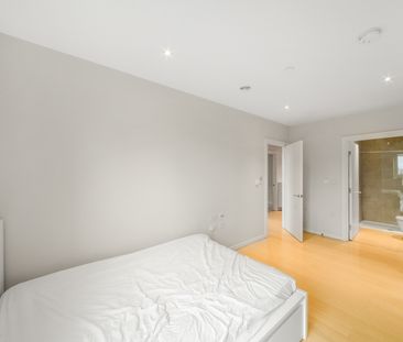 2 Bed Flat, Glasshouse Gardens, E20 - Photo 4