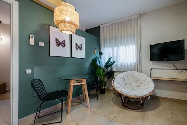 Carrer de Fernández Duró, Barcelona, Catalonia 08014 - Photo 1