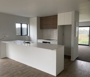 AVAILABLE NOW! Charming 3 Bedroom Townhouse!! - Photo 5