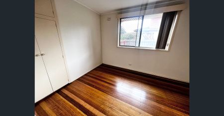 Partly renovated 3 bedroom home! - Photo 4