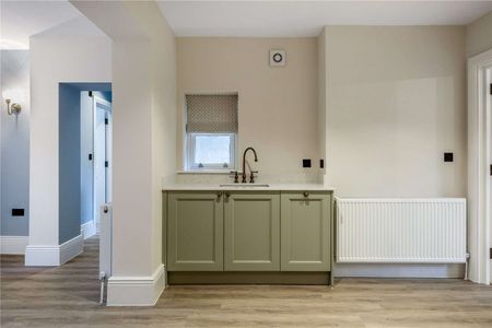 A stunning, newly renovated, apartment - Photo 5