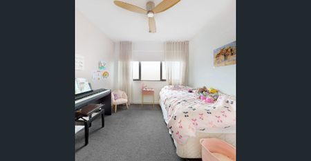 SPACIOUS LIGHT FILLED FAMILY HOME - Photo 4