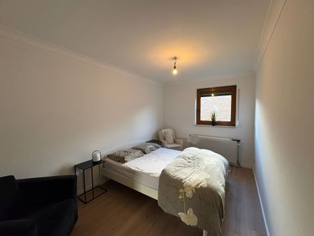 Instapklaar 2-slpk gelijkvloers appartement in Genk. - Photo 3