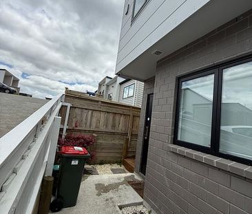 Modern 3BR Townhouse in Papakura - Photo 5