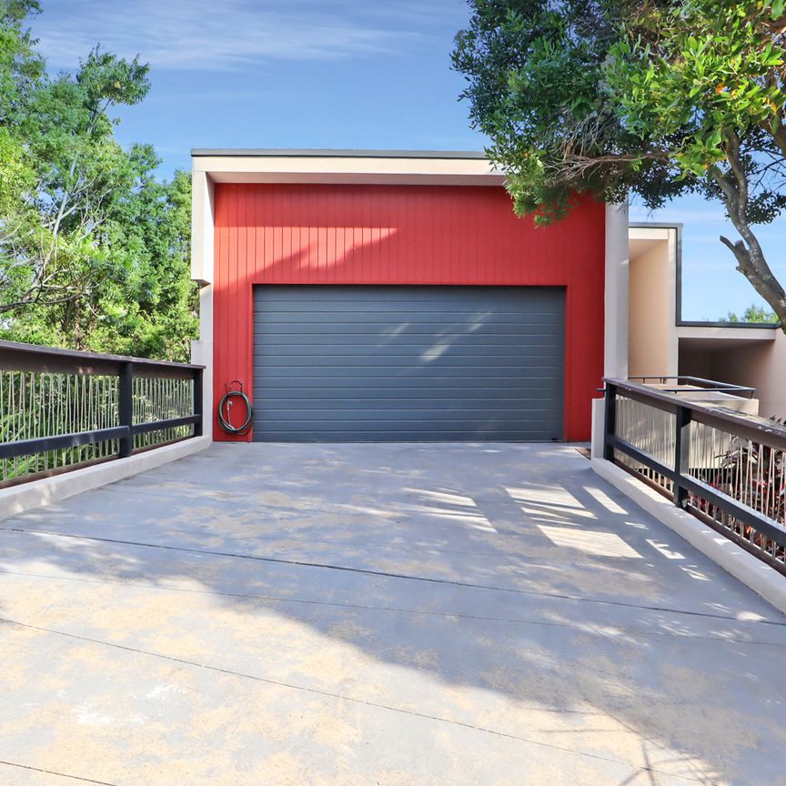 Spacious Living with Modern Comfort and Versatile Design - Photo 1