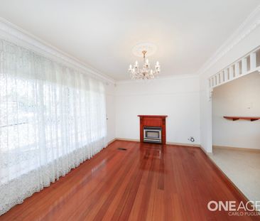 Charming Family Home in Prime Location – Space, Comfort & Unmatched... - Photo 2