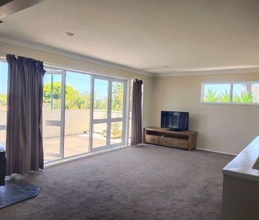 Charming 4BR House in Te Atatu - Photo 6