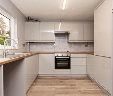 2 bedroom end of terrace house to rent - Photo 4