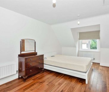 Modern and spacious detached family home in an exclusive gated deve... - Photo 4