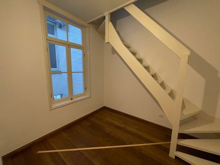 Heel mooi gerenoveerd appartement met twee slaapkamers. Tijdens de renovatie is veel aandacht besteed aan het behouden en versterken van de authentieke stijl van het gebouw. - Photo 4