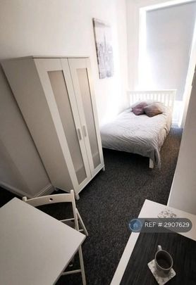 1 bedroom in a flat share to rent - Photo 1
