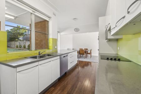 Classic family home in private setting - Photo 5