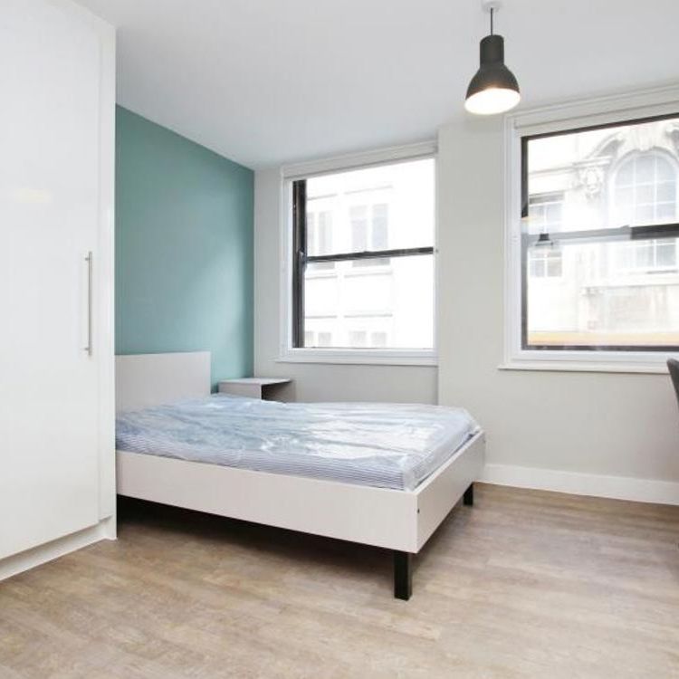 A recently renovated property in a building with multiple flats available. All self contained studio flats for the 26/27 academic year. - Photo 1