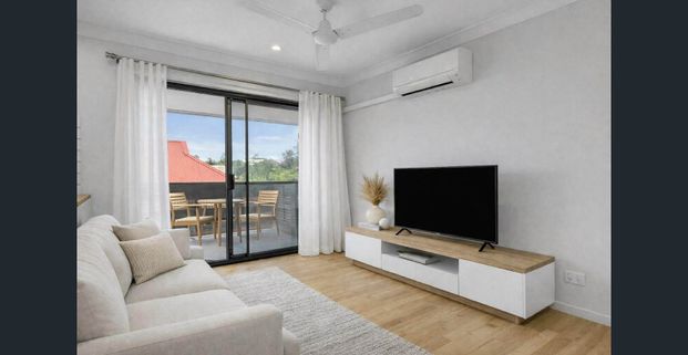 Spacious Top-Floor Apartment with Views in Prime Auchenflower Location - Photo 1