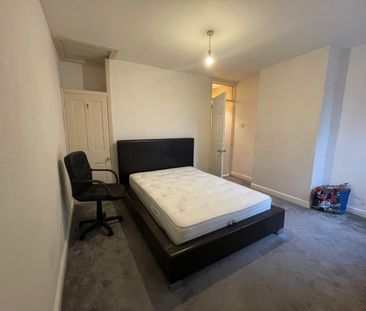 3 Bed Terraced House, Culver Lane, RG6 - Photo 6