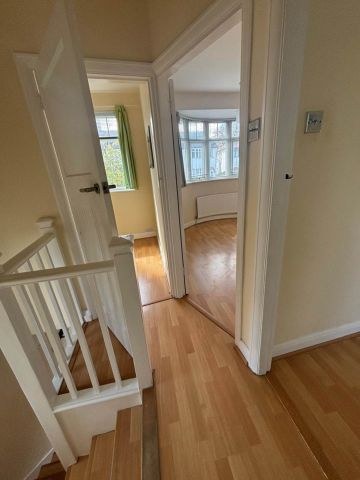 OIRO £1,900 pcm - Available Now - Unfurnished - Photo 2