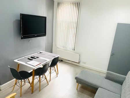 4 bedroom terraced house to rent - Photo 3