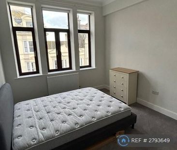3 bedroom flat to rent - Photo 4