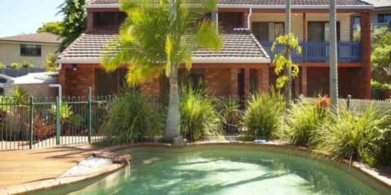 Two level living with pool... - Photo 3