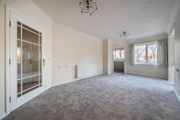 William Lodge, Malmesbury - Photo 1