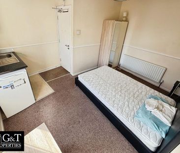 1 bedroom in a house share to rent - Photo 2