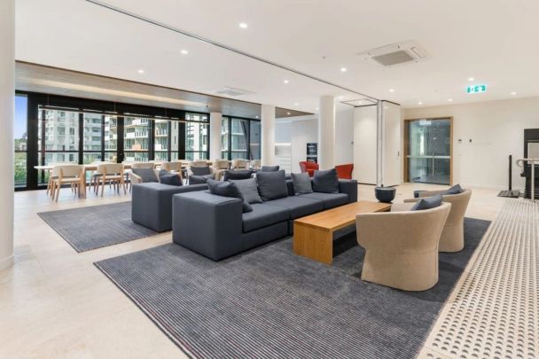 "Urban Elegance: Your Sanctuary in the Heart of Melbourne" - Photo 1