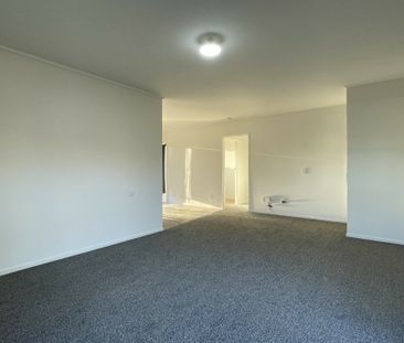 3 BEDROOM - FULLY RENOVATED - GARAGE - Photo 4