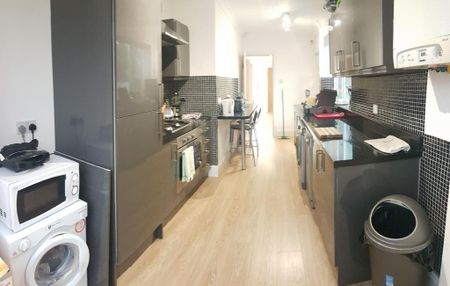 5 bedroom semi-detached house to rent - Photo 5