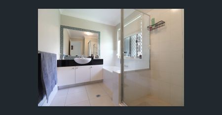 Low Maintenance Coastal Living - Only 300m Walk To The Beach! - Photo 4