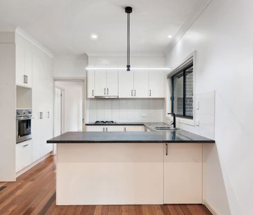 LAKESIDE LIVING - LARGE FAMILY HOME! - Photo 1