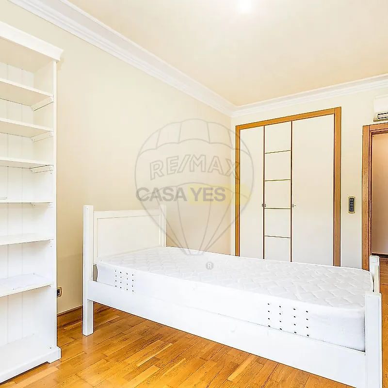 Apartment T5 in Sacavém e Prior Velho, Loures - Photo 1