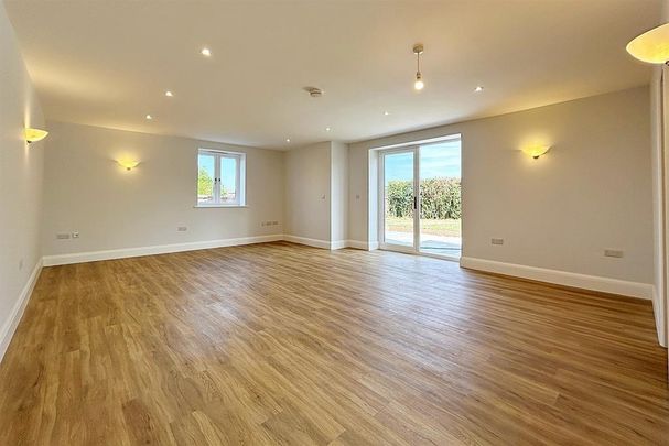 4 bedroom detached house to rent - Photo 1