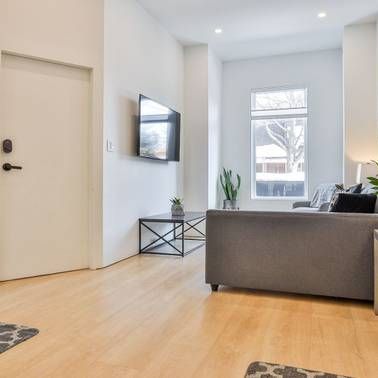 Toronto Furnished Townhouse Rental - 1 Bed, 1 Bath+Den, Private Yard - Photo 3