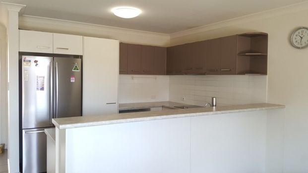 Great location townhouse in Calamvale - Photo 1