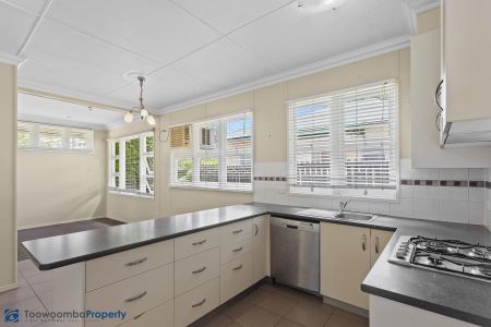 The perfect family home! Prime East Toowoomba location, what an opportunity! - Photo 3