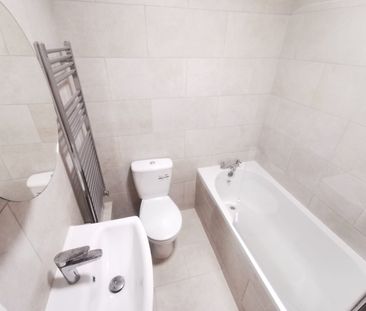 2 Bed Flat, Wokingham Road, RG6 - Photo 5