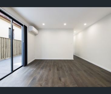 Stylish Two-Bedroom Apartment in a Secure Building - Photo 2