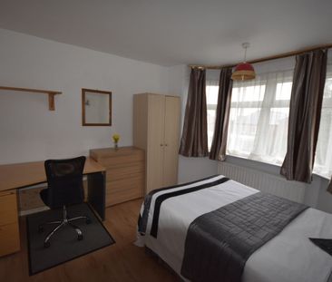 5 Bed Semi-Detached House, Burgess Road, SO16 - Photo 2