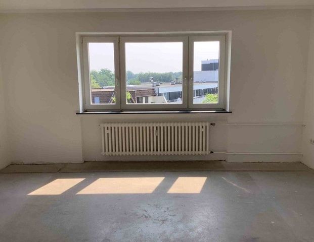 Teilmodernisierte 2-Zimmer-Wohnung mit Balkon und schöner Aussicht - Foto 1