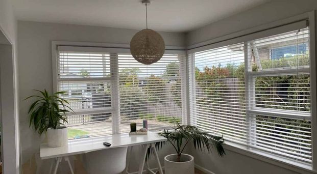 Beautiful 3 bedroom Family Home with Sleepout ** Pets Negotiable** - Photo 1