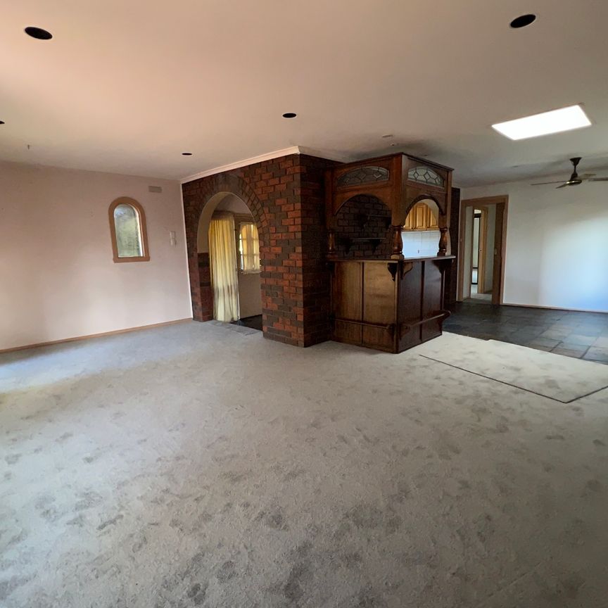 Minutes to popular Keilor Village! - Photo 1