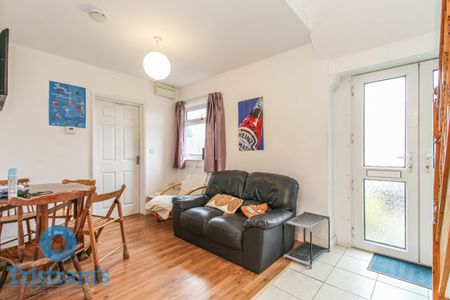 5 bed Detached House for Rent - Photo 3