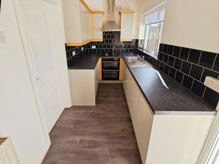 2 bedroom semi-detached house to rent - Photo 5