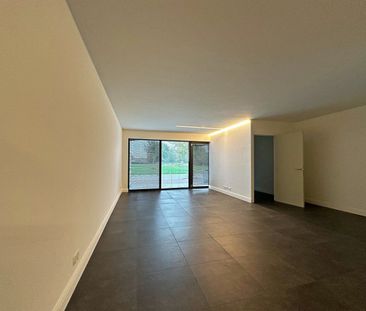 Ruim, gelijkvloers appartement met 2 slaapkamers, terras en een aut... - Foto 2