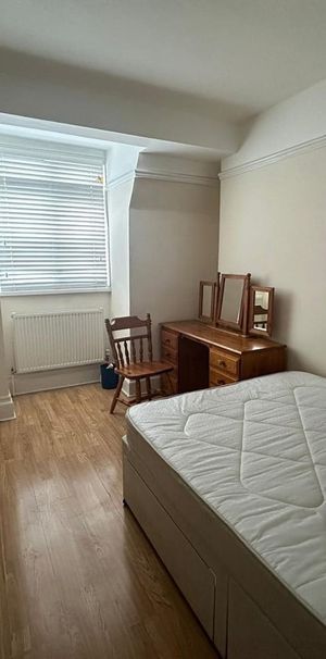 Room in a Shared House, Station Road North Harrow, HA2 - Photo 2