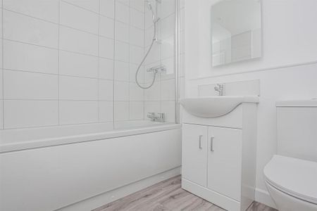 3 bedroom semi-detached house to rent - Photo 3