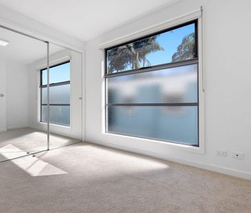 Spacious 3 Bed Townhouse with Courtyard and Secure Parking - Photo 1