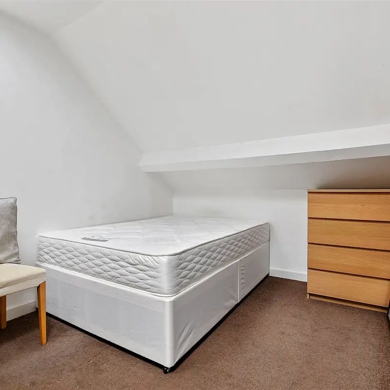 2 bedroom flat in London - Photo 1