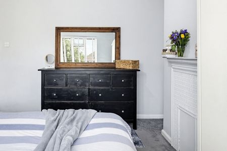 4 bed Terraced House To Let - Photo 5