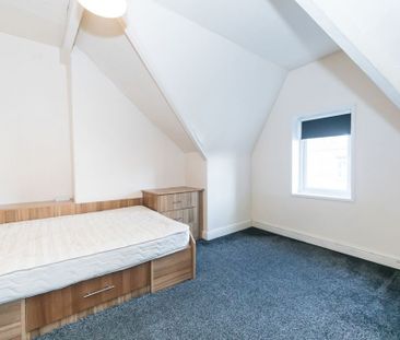 Manor Drive, Leeds - Photo 3